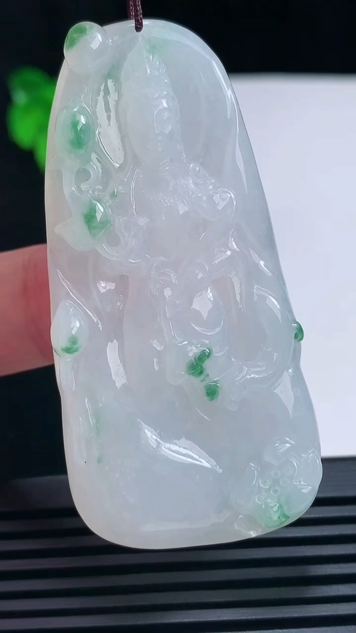 天然A货翡翠大势至菩萨吊坠，尺寸62-30.6-7.2 重量:26.08g
6月25日