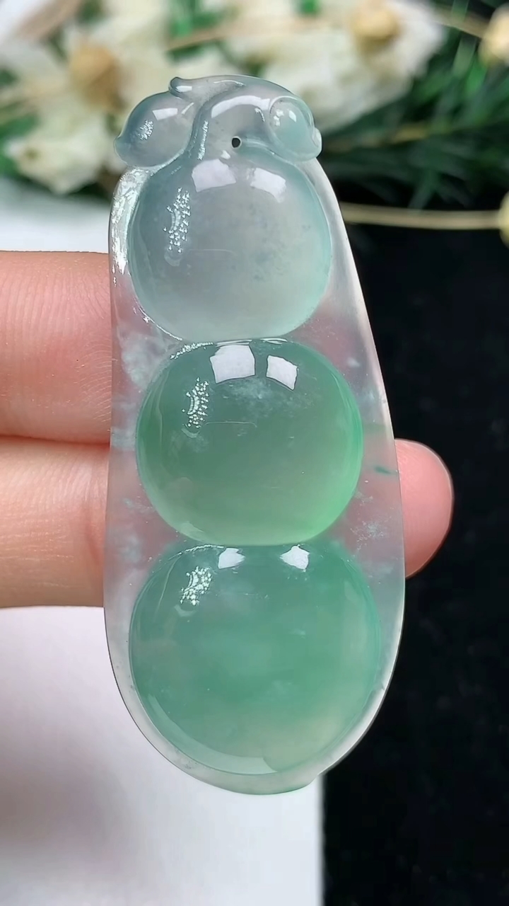 天然A货翡翠福豆吊坠，尺寸47.6-20-8.4，重量:11.65g
6月25日