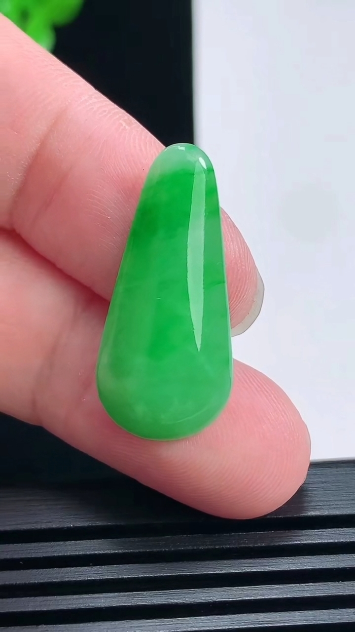 天然A货翡翠福瓜吊坠，尺寸28-13-5.2 重量:3.16g
6月25日