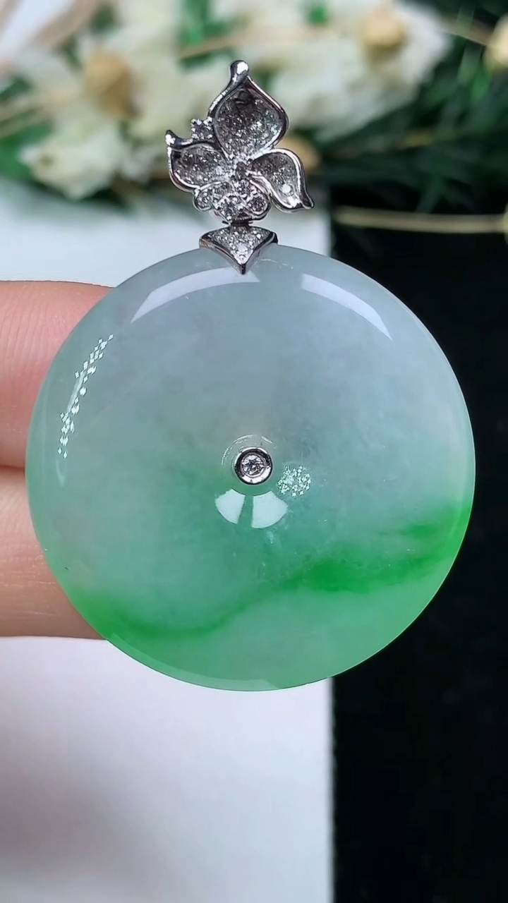 天然A货翡翠平安扣吊坠，尺寸29-5.9，重量:11.87g
6月25日