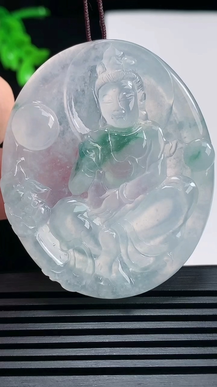 天然A货翡翠种飘花观音菩萨吊坠，尺寸53-44-6.2 重量:27.55g
6月25日