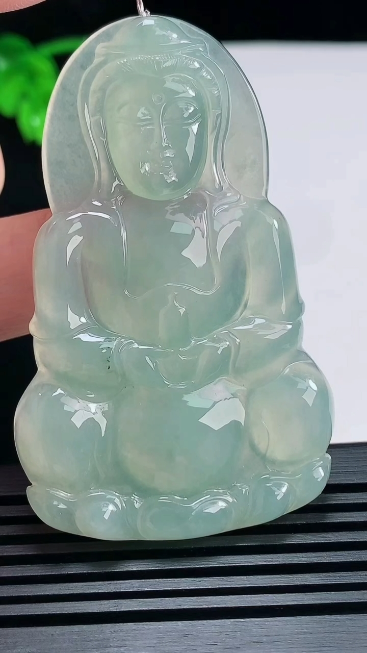 天然A货翡翠正装观音吊坠，尺寸64.5-40-5.2 重量:24.07g
6月25日