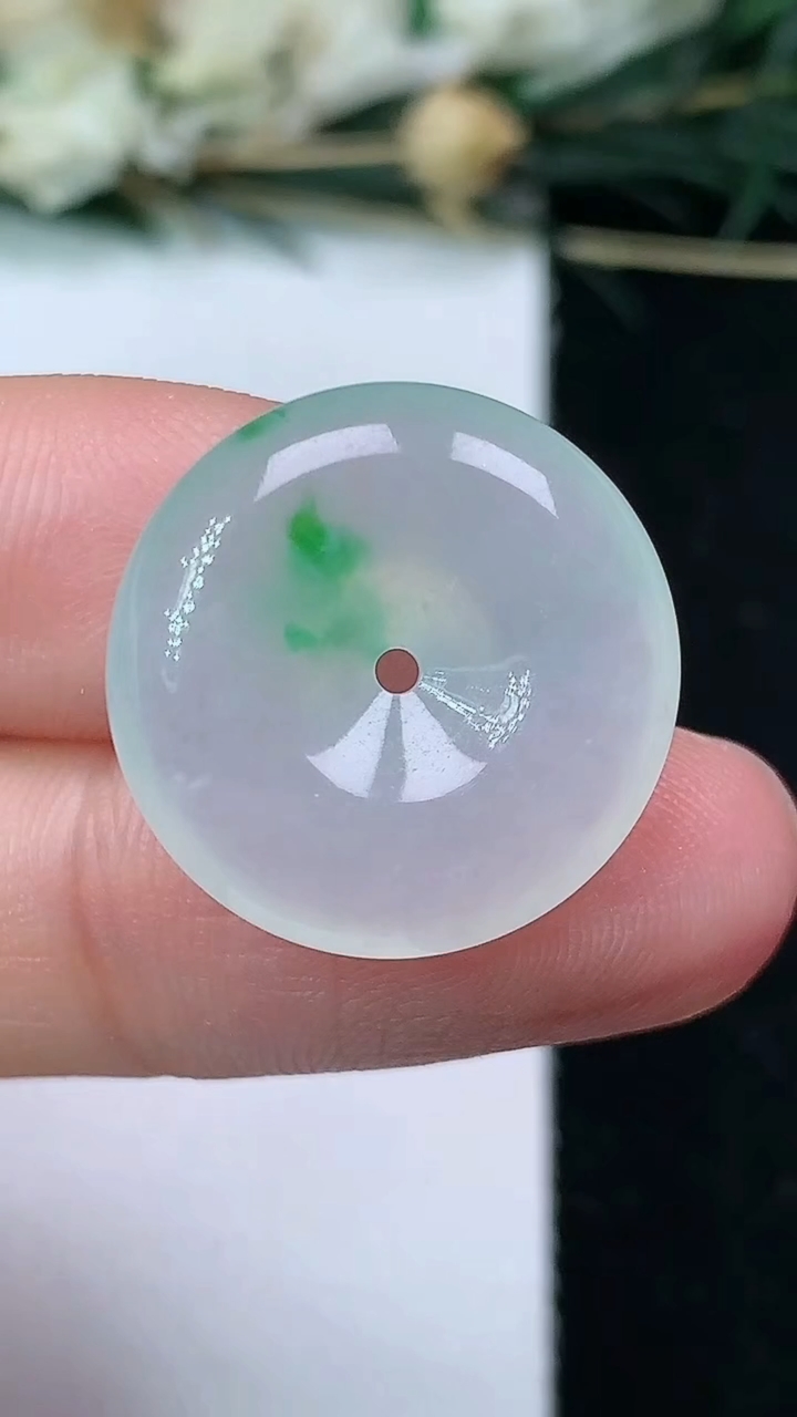 天然A货翡翠平安扣吊坠，尺寸19.2-5.2，重量:3.78g
6月25日