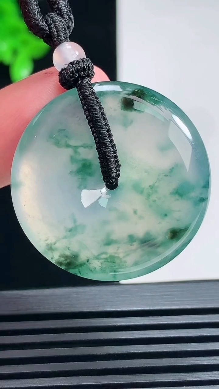 天然A货翡翠种飘花平安扣吊坠，尺寸31.5-5.6 重量:15.12g
6月25日