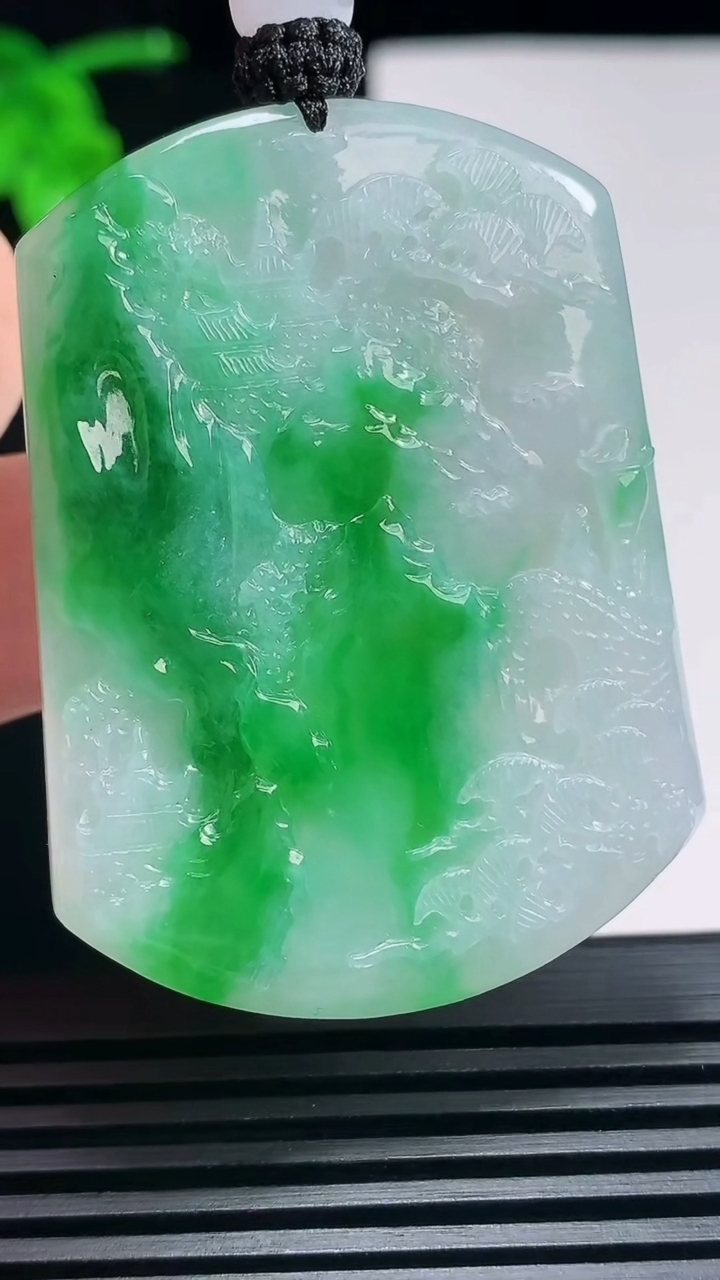 天然A货翡翠山水牌吊坠，尺寸52-39-5.5 重量:30.00g
6月25日