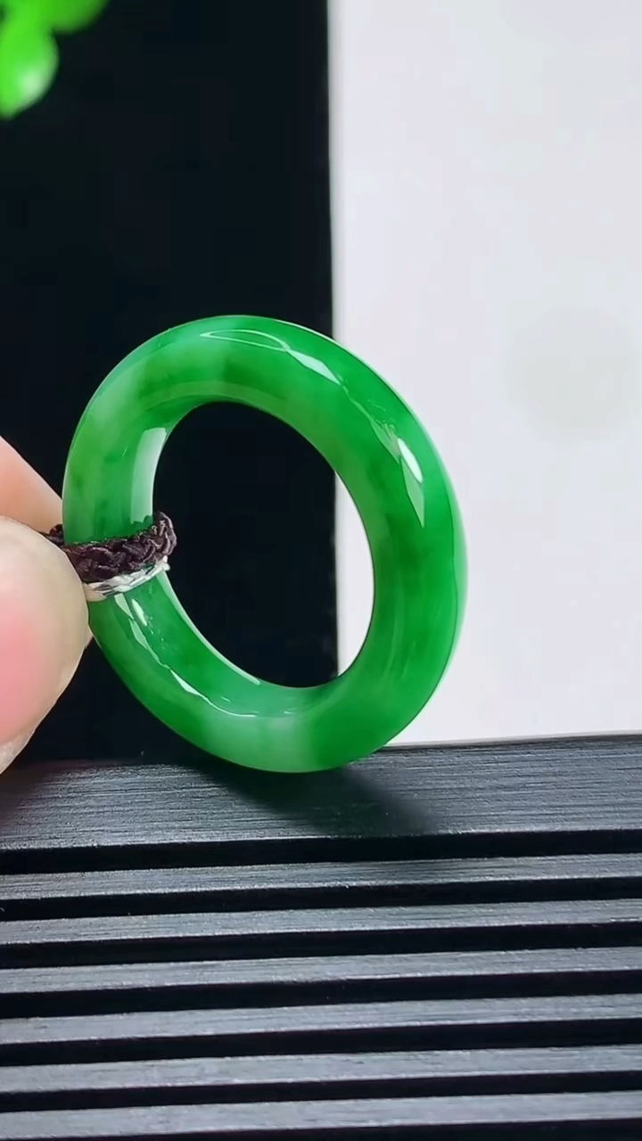 天然A货翡翠玉指环 戒指，尺寸17.6-5.5-4.5 重量:4.91g2026年6月25日
工厂直销收藏佳品,种好水足，色泽均匀，有种有色，上手高大气！