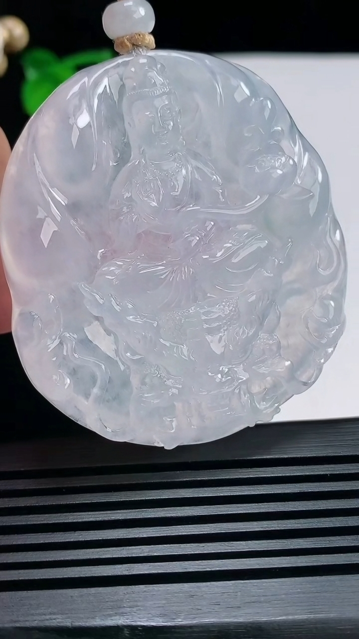 天然A货翡翠种白冰御龙大势至菩萨吊坠，尺寸55-50-7.2 重量:47.84g
6月25日