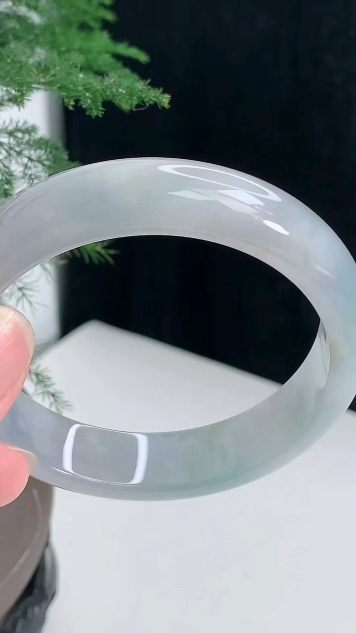 圈口55-56翡翠a货春带彩 紫罗兰宽边手镯尺寸55.9-13.4-7.5 重:55.78g  h9276月25日