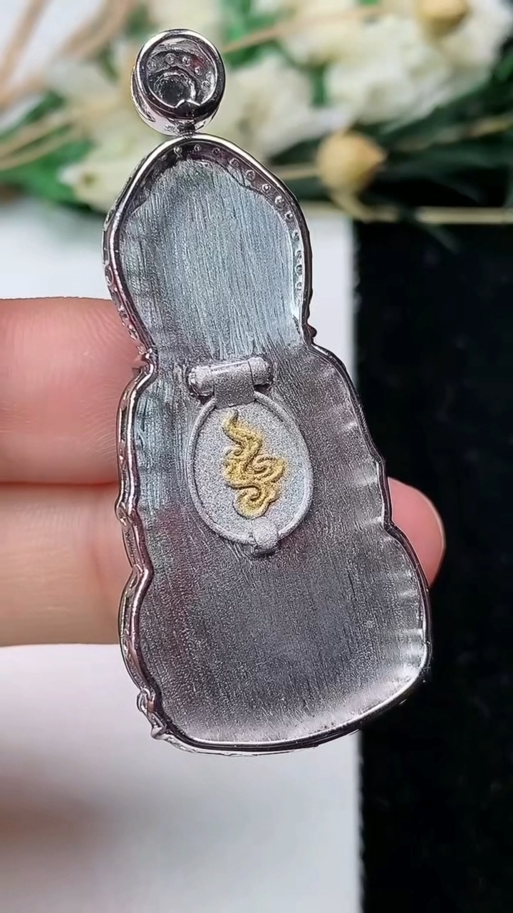 天然A货翡翠观音菩萨吊坠，尺寸41.2-21.2-6.2，重量:7.62g
6月25日