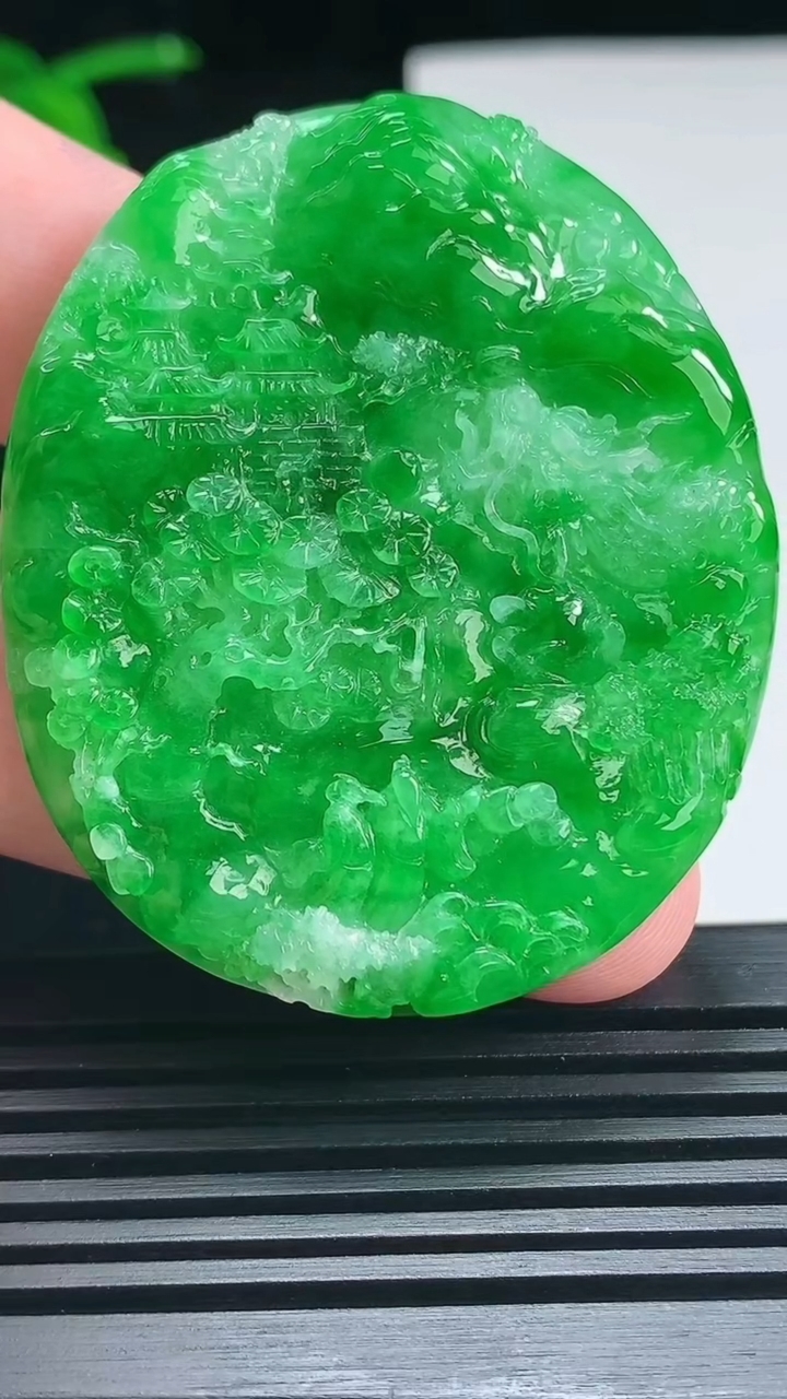 天然A货翡翠山水 龙牌吊坠，尺寸51-43.2-5.6 重量:24.00g
6月25日