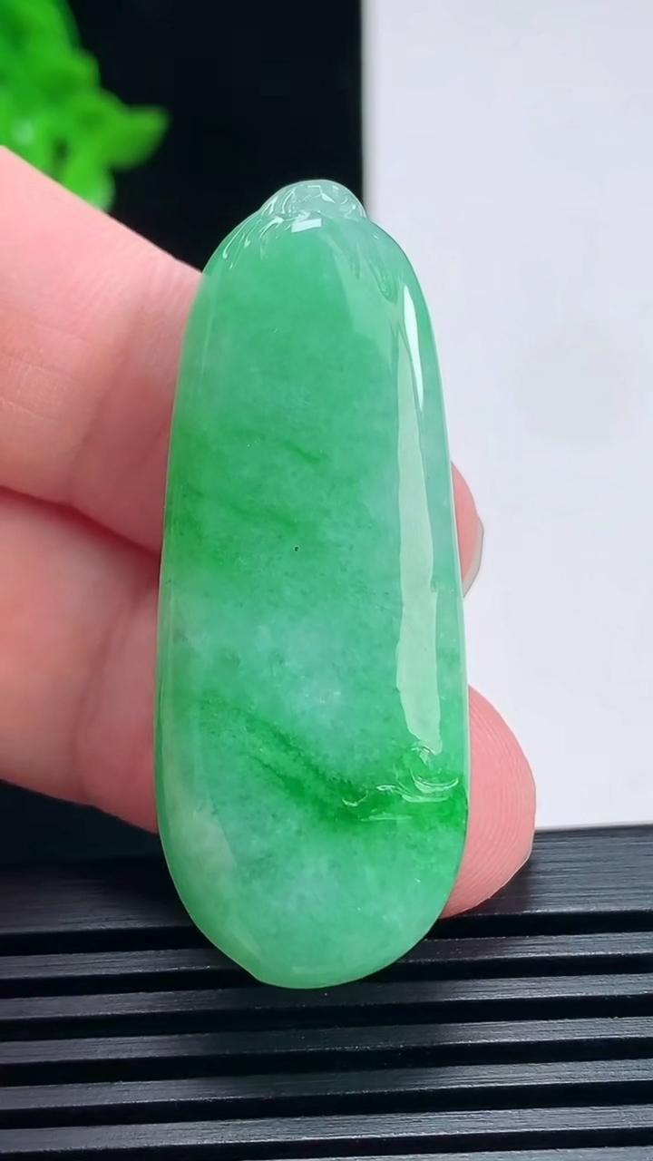 天然A货翡翠福瓜吊坠，尺寸46-18-8.5 重量:15.38g
6月25日