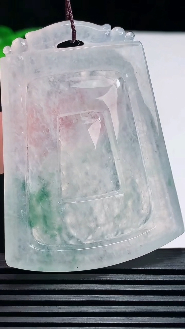 天然A货翡翠种飘花山水牌吊坠，尺寸61-45.6-6.5 重量:39.30g
6月25日