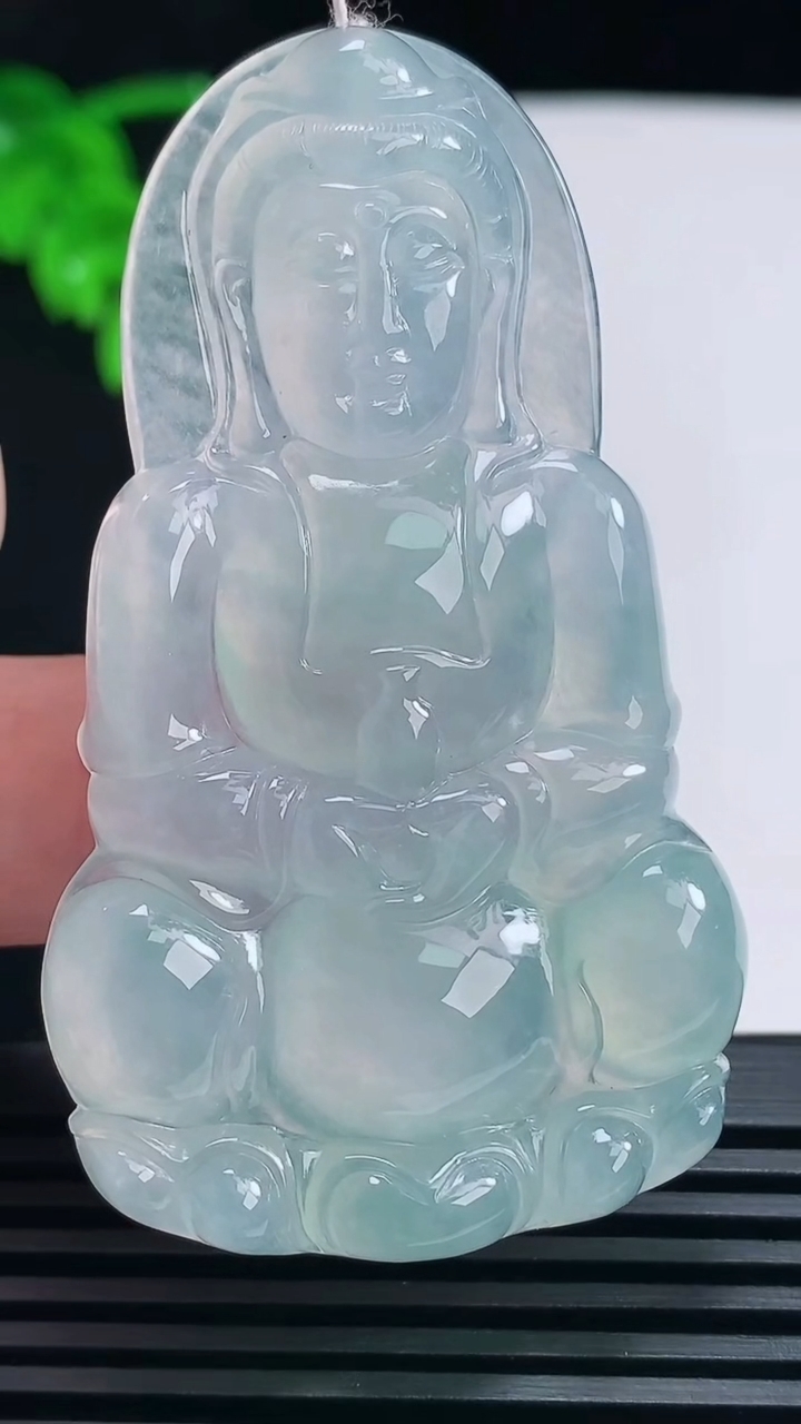 天然A货翡翠正装观音吊坠，尺寸62-36-6.6 重量:24.94g
6月25日