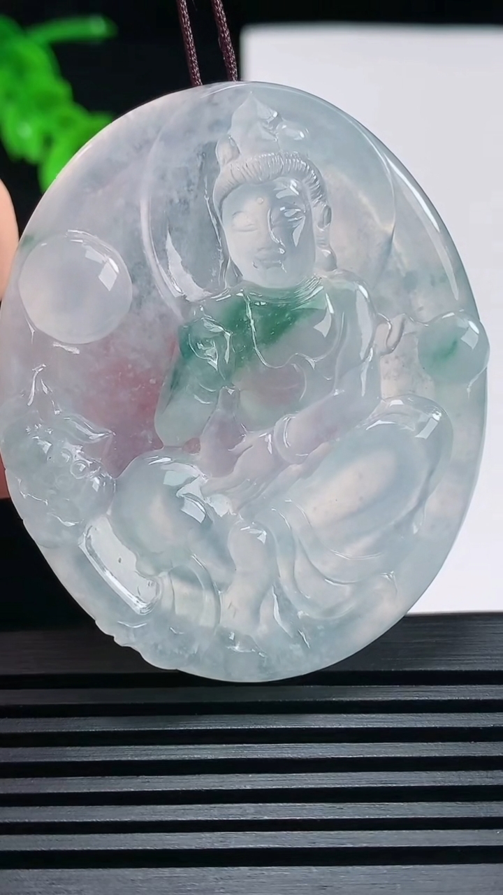 天然A货翡翠种飘花观音菩萨吊坠，尺寸53-44-6.2 重量:27.55g
6月25日