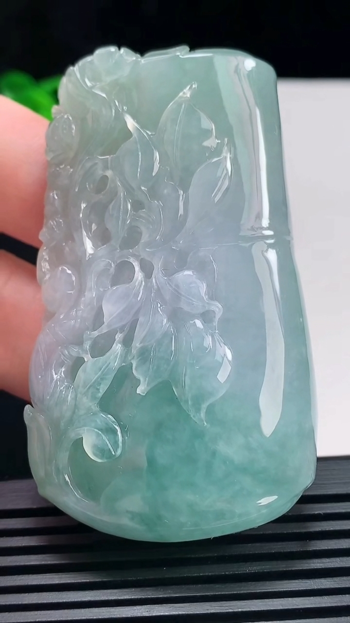 天然A货翡翠节节高升 竹节吊坠，尺寸67.5-39-13.6 重量:75.69g
6月25日