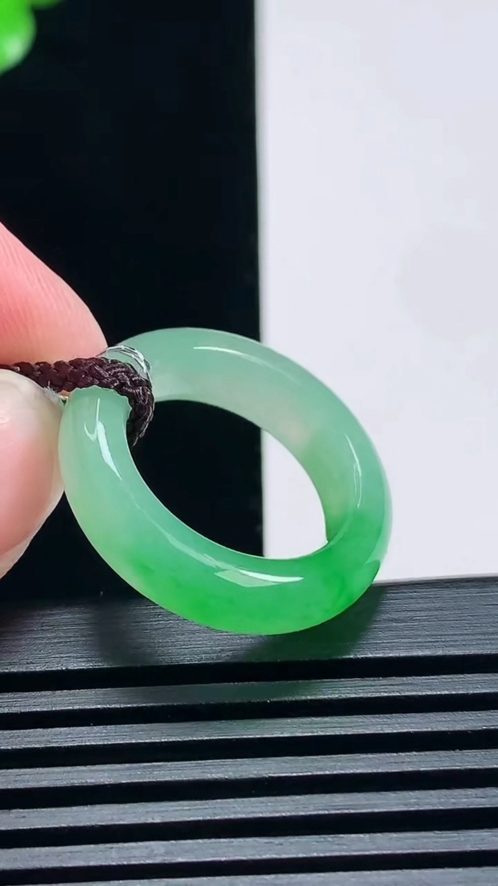 天然A货翡翠玉指环 戒指，尺寸17-5.8-4 重量:4.90g2026年6月25日
工厂直销收藏佳品,种好水足，色泽均匀，有种有色，上手高大气！