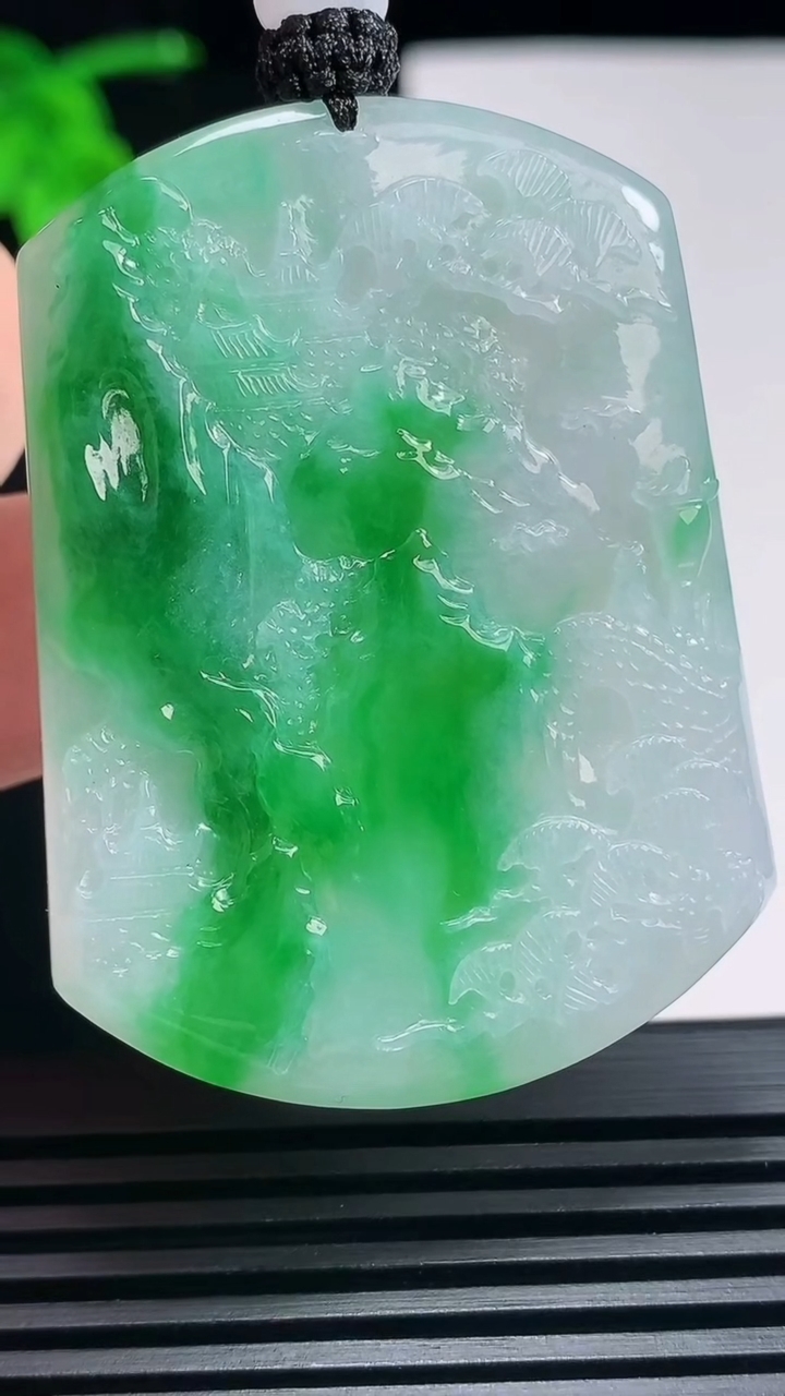 天然A货翡翠山水牌吊坠，尺寸52-39-5.5 重量:30.00g
6月25日