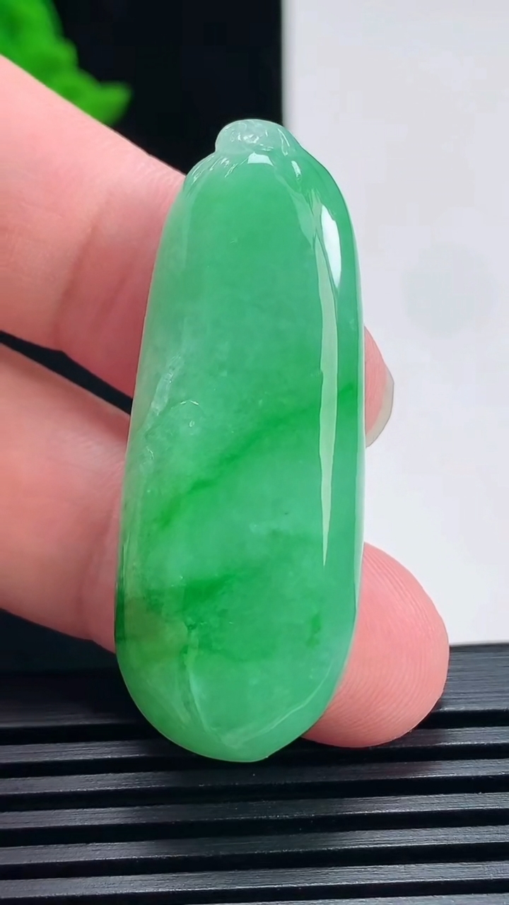 天然A货翡翠福瓜吊坠，尺寸46-18-8.5 重量:15.38g
6月25日