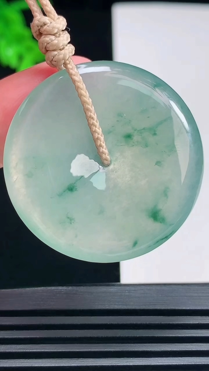 天然A货翡翠种飘花平安扣吊坠，尺寸35.6-5.6 重量:15.87g
6月25日