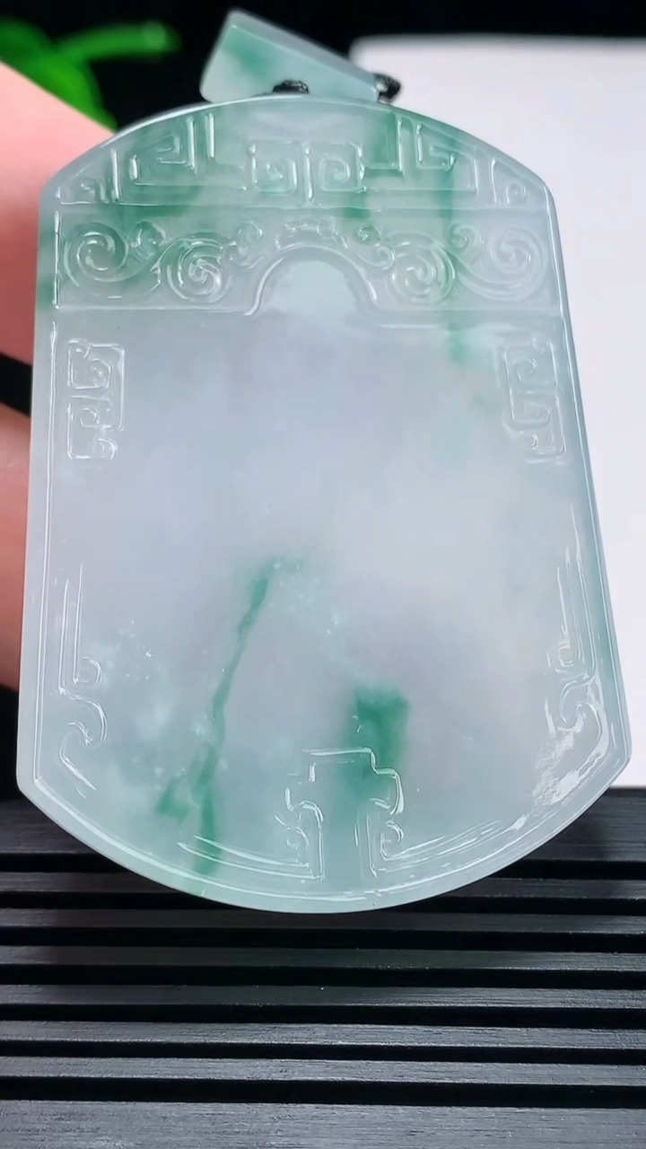 天然A货翡翠种飘花仿古无事牌吊坠，尺寸55.5-41-6 重量:37.28g
6月25日