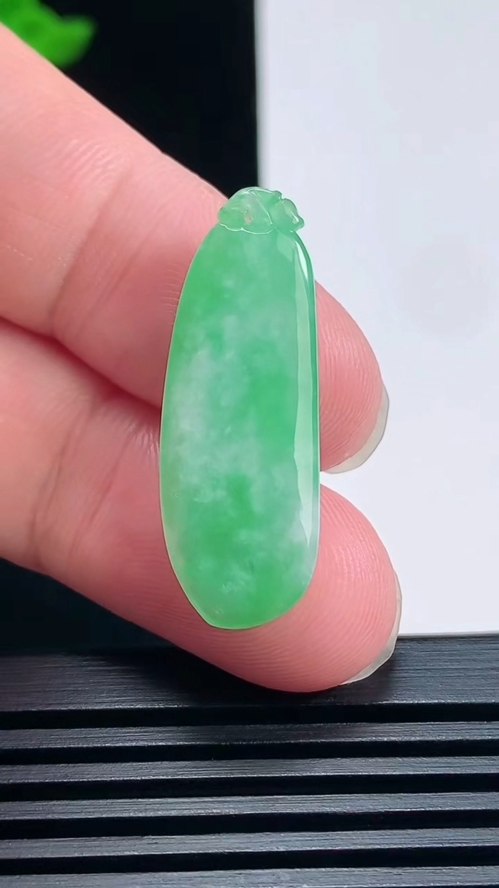 天然A货翡翠福瓜吊坠，尺寸31-11-4.5 重量:3.00g
6月25日