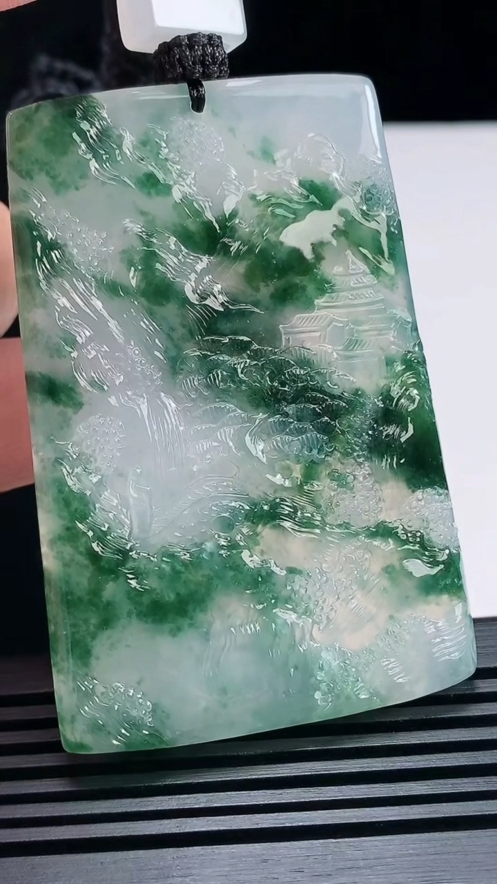 天然A货翡翠种飘花山水牌吊坠，尺寸65-43.6-5.8 重量:51.17g
6月25日