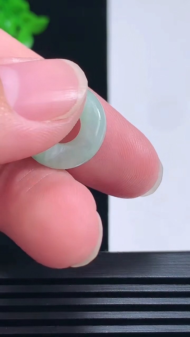 天然A货翡翠平安环吊坠，尺寸16.2-4.5 重量:2.22g
6月25日
