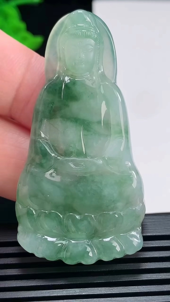 天然A货翡翠飘花素衣观音吊坠，尺寸58-29.5-5.8 重量:20.21g
6月25日