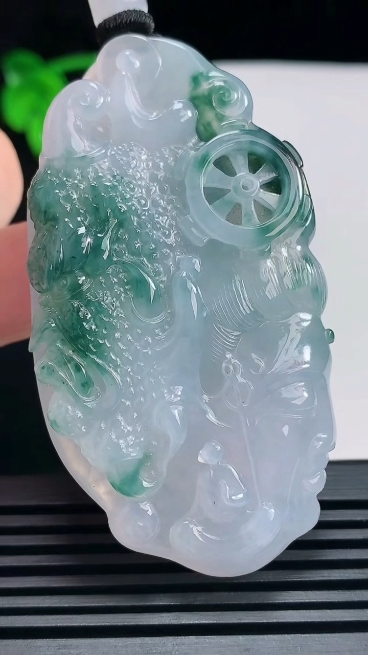 天然A货翡翠种飘花一念之间吊坠，尺寸65.8-37-12.5 重量:52.23g
6月25日