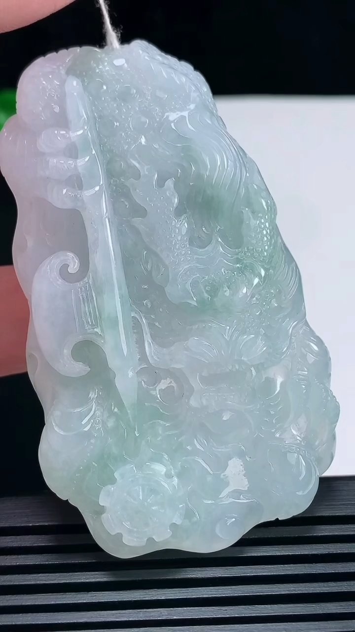 天然A货翡翠飘花龙牌吊坠，尺寸70-42-10 重量:51.57g
6月25日
