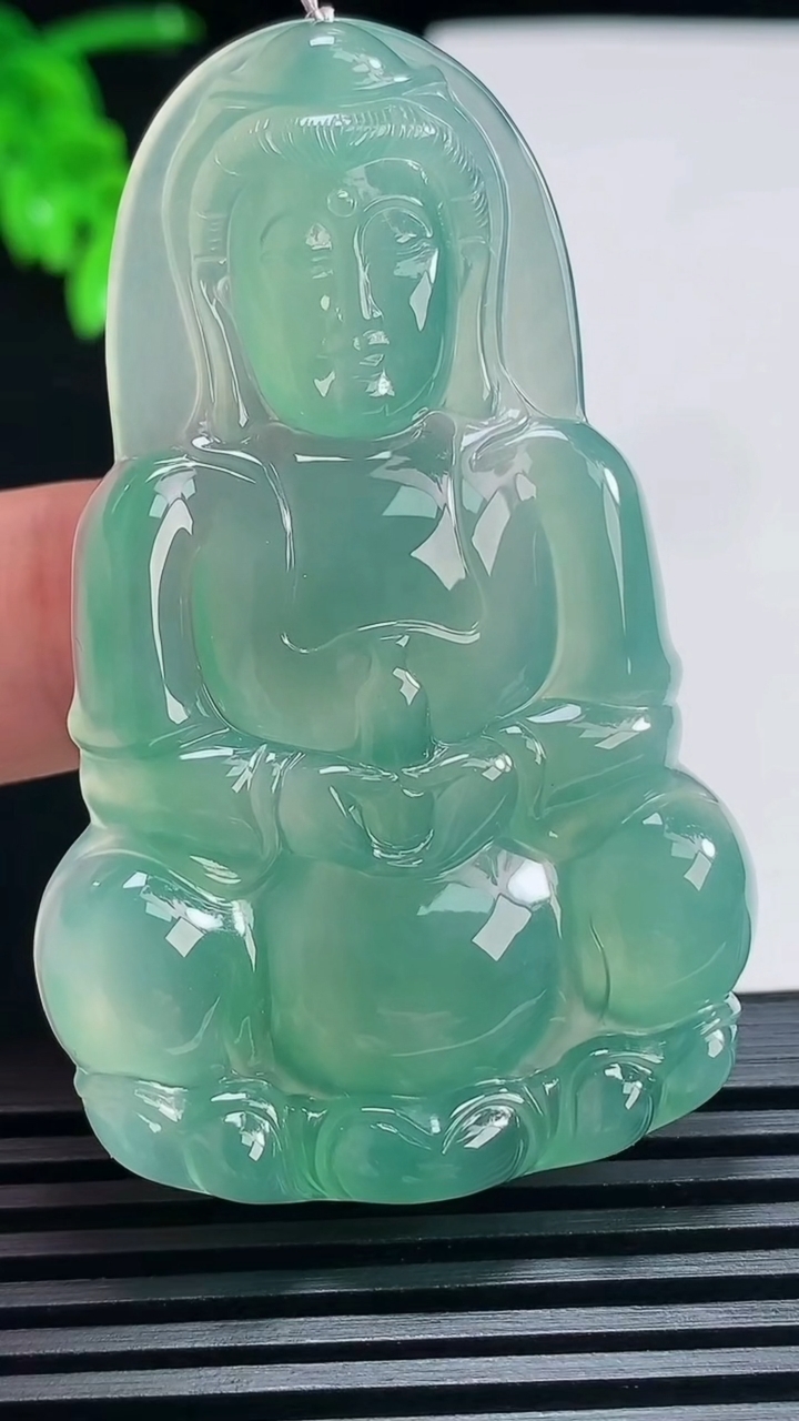 天然A货翡翠正装观音吊坠，尺寸59-37-5.8 重量:21.96g
6月25日
