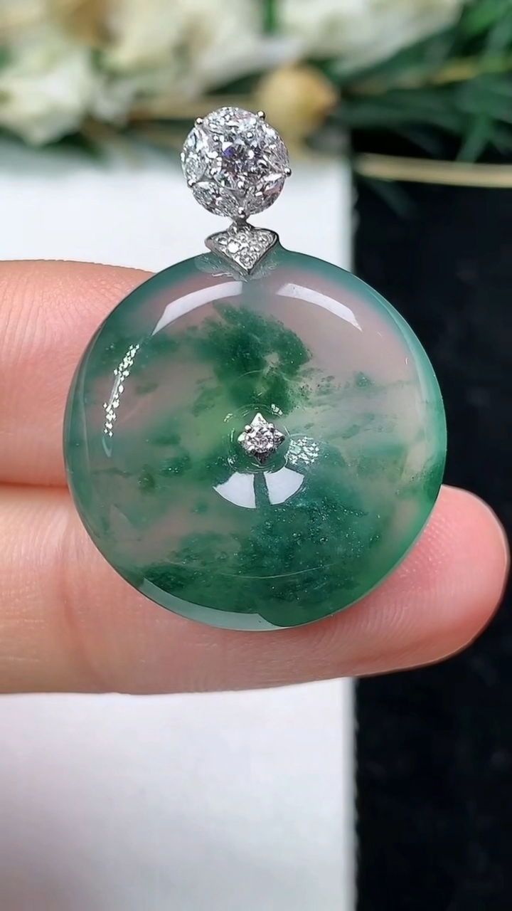 天然A货翡翠飘花平安扣吊坠，尺寸20.9-5.7，重量:5.44g
6月25日