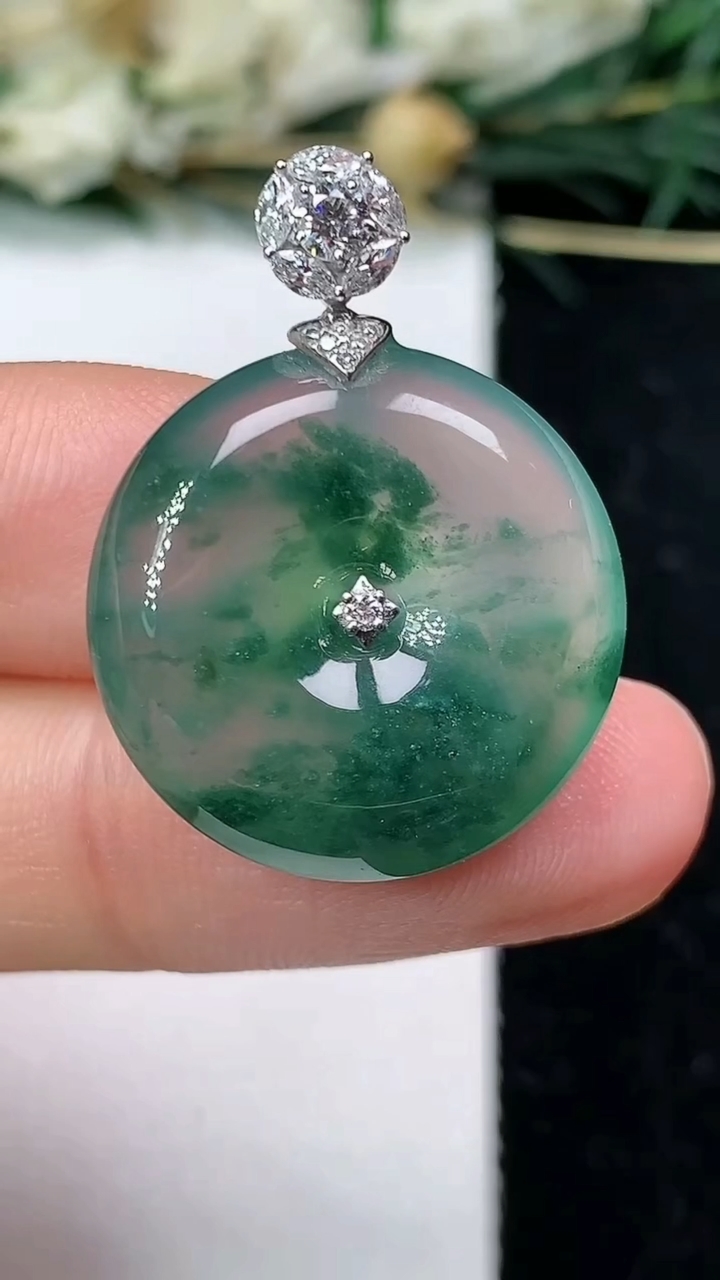 天然A货翡翠飘花平安扣吊坠，尺寸20.9-5.7，重量:5.44g
6月25日