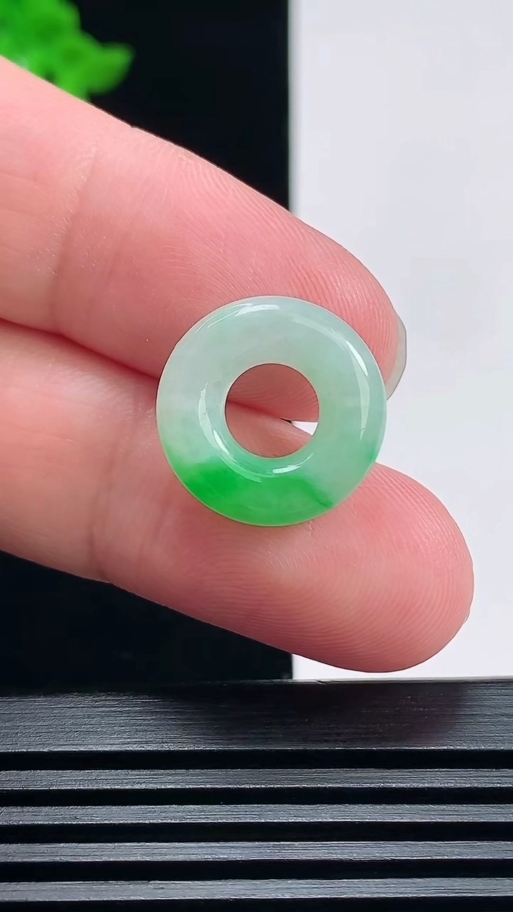 天然A货翡翠平安环吊坠，尺寸16.2-4.5 重量:2.22g
6月25日