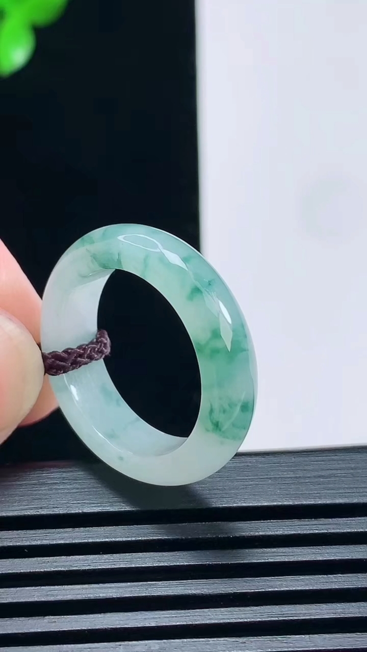 天然A货翡翠冰种飘花玉指环 戒指，尺寸18-5.6-3.6 重量:4.00g2026年6月25日
工
