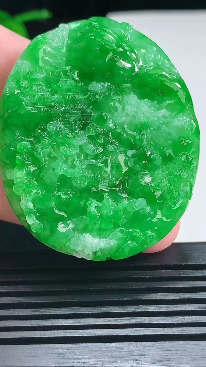 天然A货翡翠山水 龙牌吊坠，尺寸51-43.2-5.6 重量:24.00g
6月25日