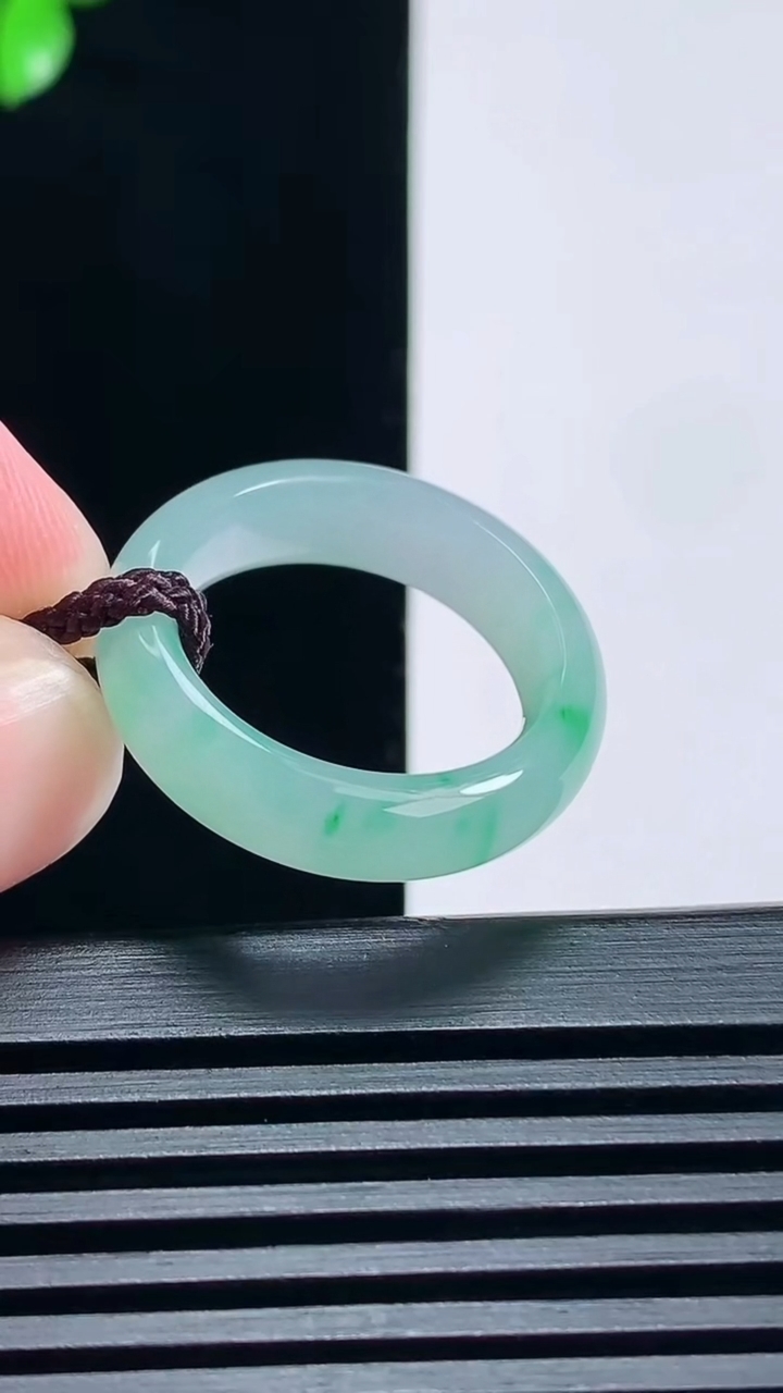 天然A货翡翠玉指环 戒指，尺寸17.5-5.6-3.5 重量:4.00g2026年6月25日
工厂直销收藏佳品,种好水足，色泽均匀，有种有色，上手高大气！