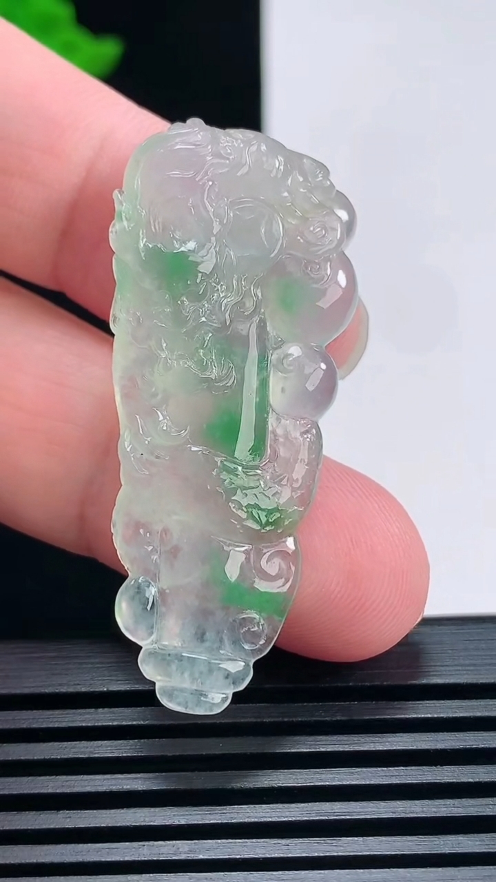 天然A货翡翠龙柱吊坠，尺寸46-20-6.5 重量:8.00g
6月25日