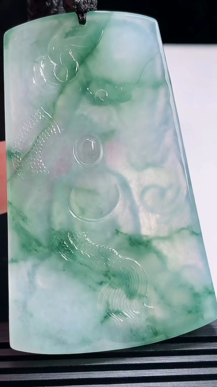 天然A货翡翠种飘花祥龙大日如来佛吊坠，尺寸68-43-5.5 重量:38.84g
6月25日