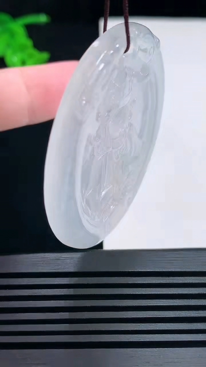 天然A货翡翠种白冰度母菩萨吊坠，尺寸52-48-4.8 重量:24.48g
6月25日