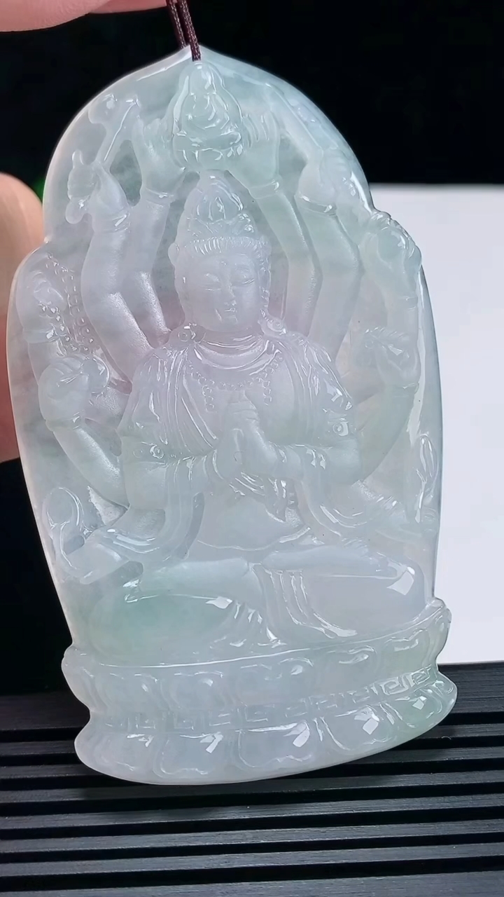 天然A货翡翠千手观音菩萨吊坠，尺寸80-47-5.2 重量:38.84g
6月25日