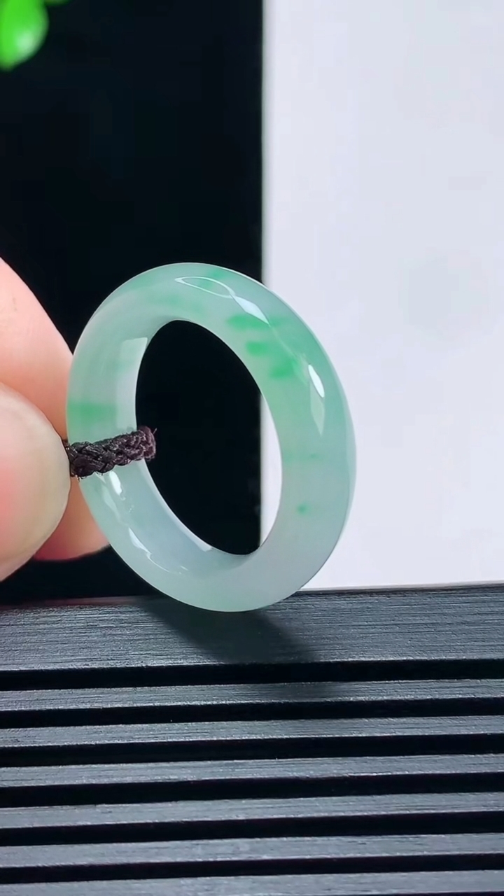 天然A货翡翠玉指环 戒指，尺寸17.5-5.6-3.5 重量:4.00g2026年6月25日
工厂直
