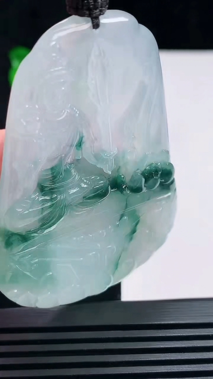 天然A货翡翠种飘花虚空藏菩萨吊坠，尺寸65-46.5-5.5 重量:40.71g
6月25日