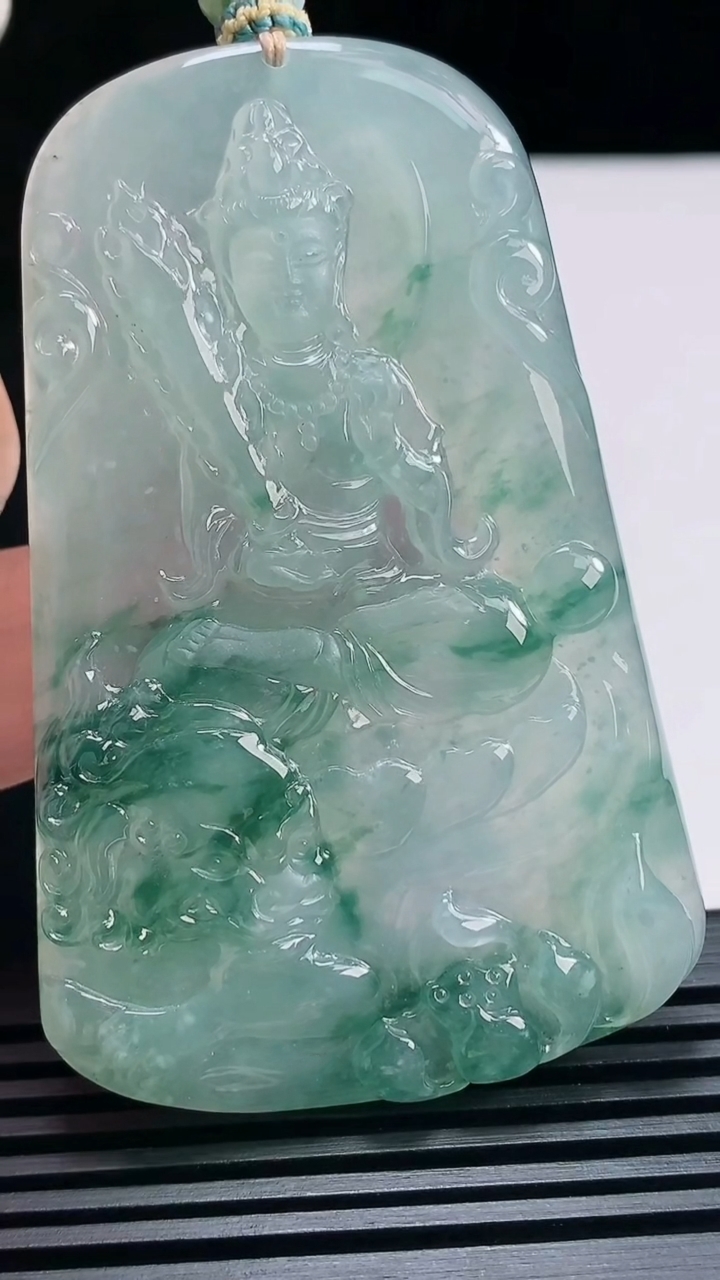 天然A货翡翠种飘花文殊菩萨吊坠，尺寸69-44.5-6.2 重量:46.07g
6月25日