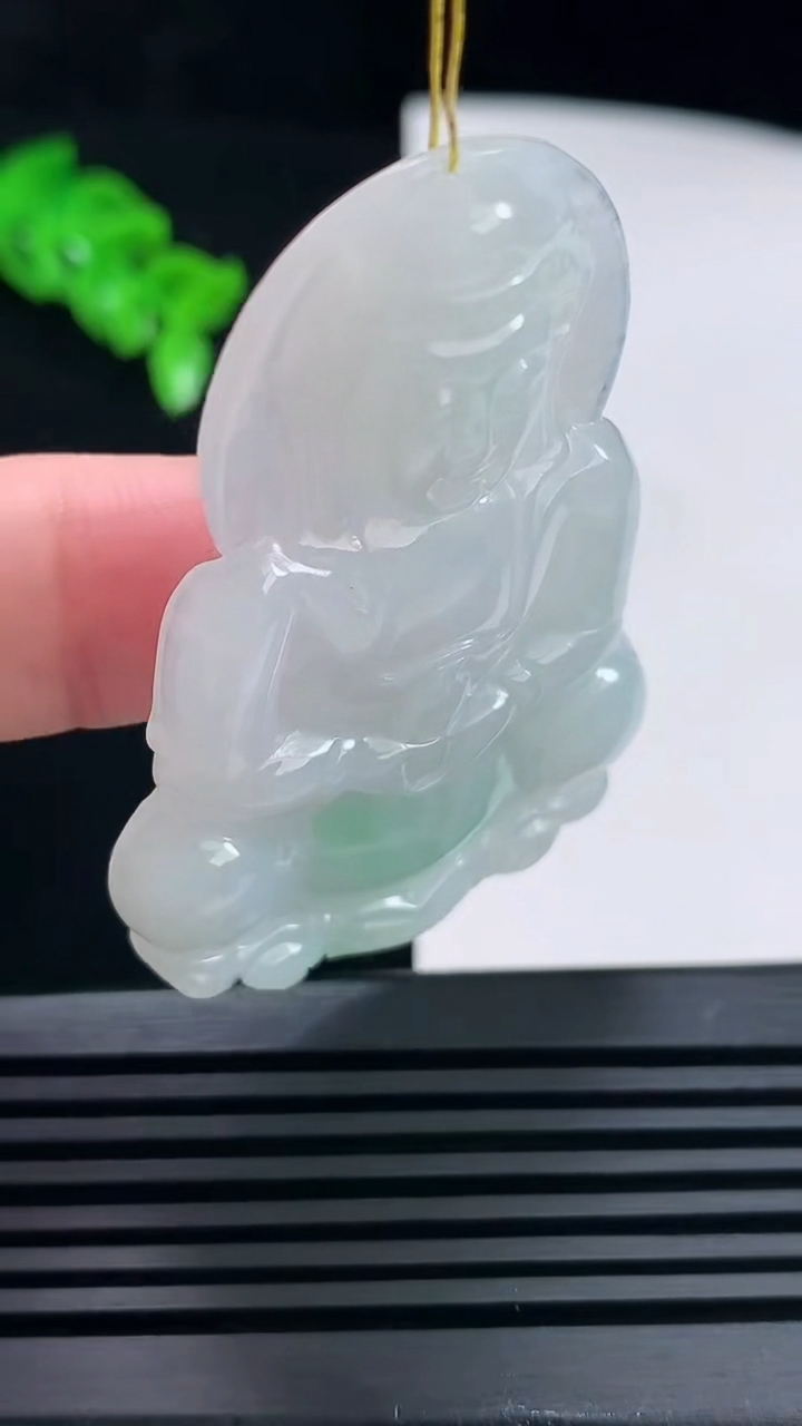 天然A货翡翠正装观音吊坠，尺寸55-37-5.8 重量:19.61g
6月26日