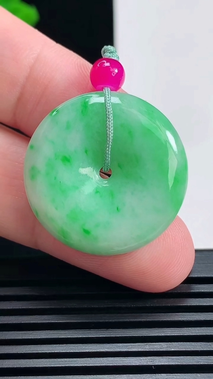 天然A货翡翠平安扣吊坠，尺寸27.5-5.5 重量:9.10g
6月26日