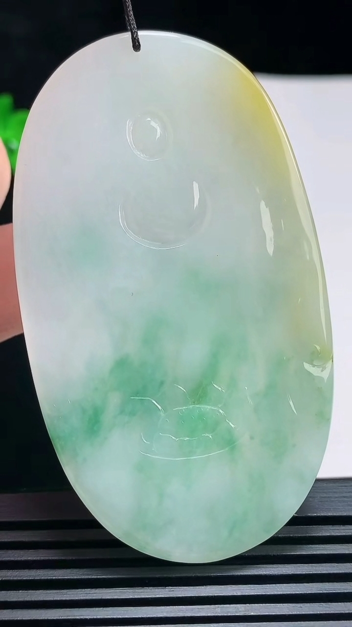 天然A货翡翠千手观音菩萨吊坠，尺寸70-40.2-5.6 重量:34.67g
6月26日