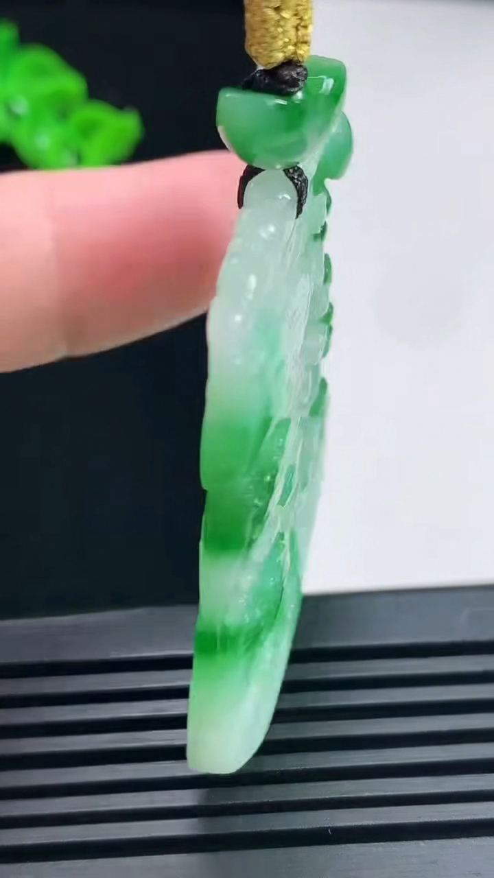 天然A货翡翠山水牌吊坠，尺寸47.5-38-6 重量:24.13g
6月26日