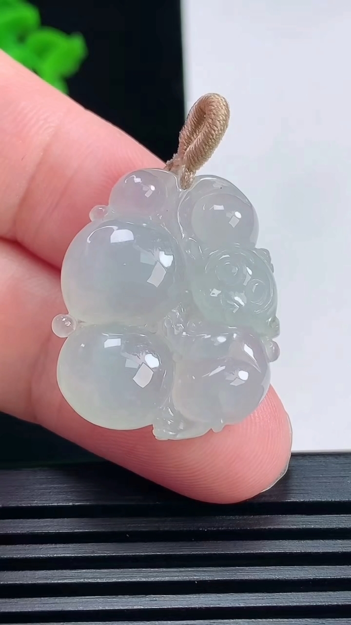 天然A货翡翠灵猴献瑞吊坠，尺寸28.5-23-7.2 重量:8.30g
6月26日