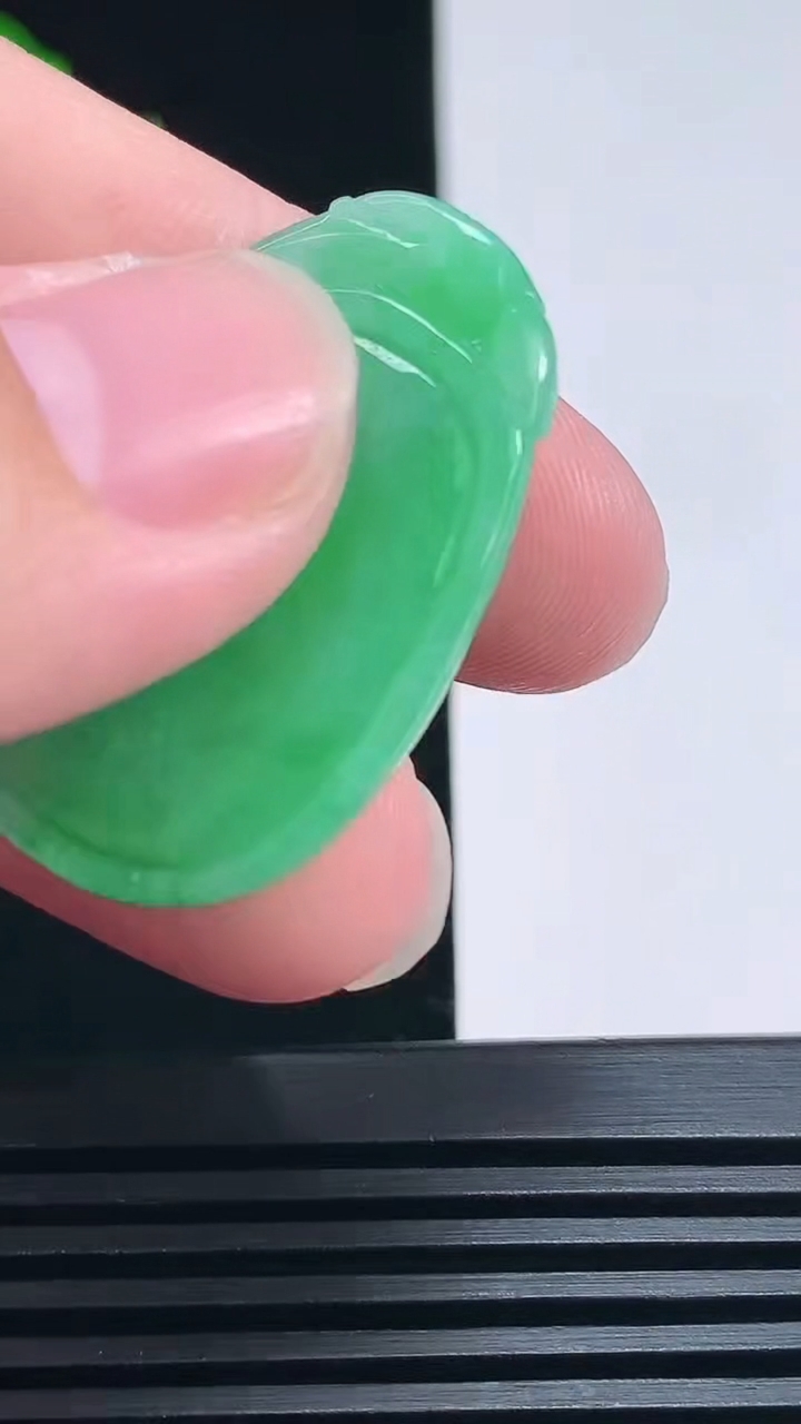 天然A货翡翠如意吊坠，尺寸34.2-23-7.2 重量:11.58g
6月26日